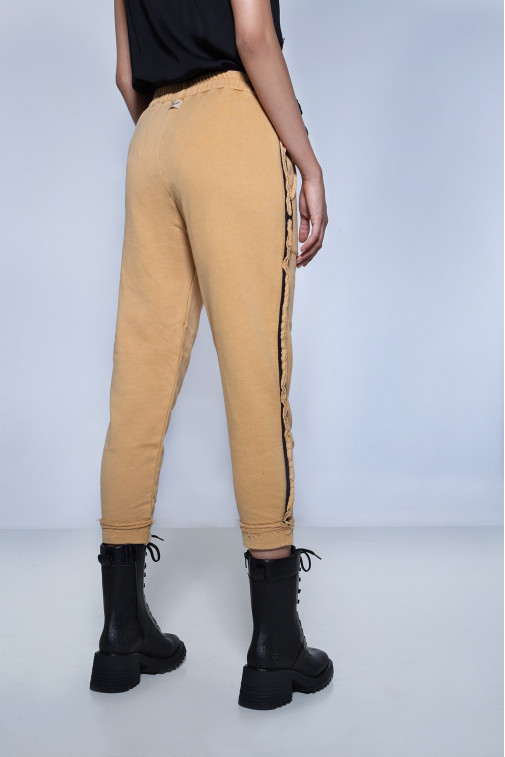Pants with an elasticated waist in a narrow line